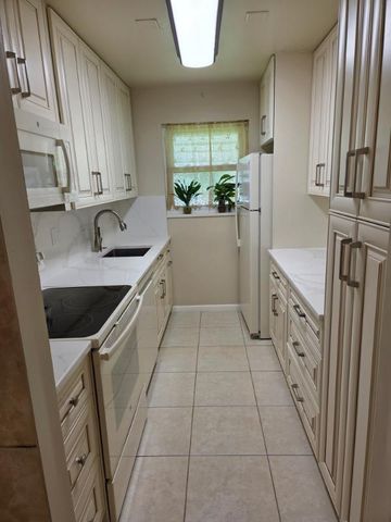 7205 W Oakridge Circle, Lake Worth, FL 33462