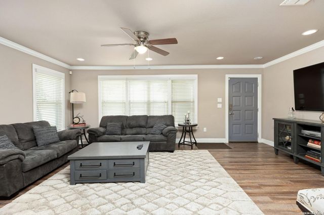 730 S Mesquite Ave, New Braunfels, TX 78130