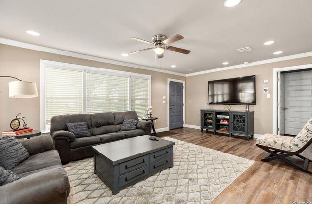 730 S Mesquite Ave, New Braunfels, TX 78130