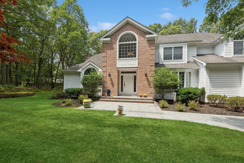 7 Highwood Road, Setauket, NY 11733
