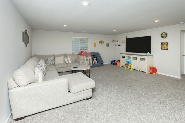 6828 NW 106th Street, Johnston, IA 50131