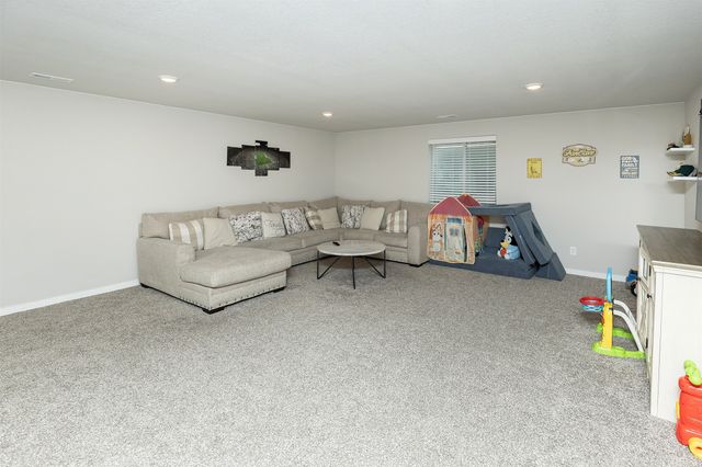 6828 NW 106th Street, Johnston, IA 50131