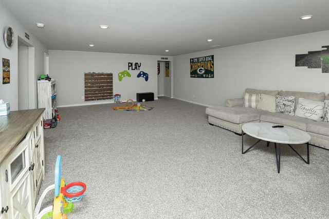 6828 NW 106th Street, Johnston, IA 50131