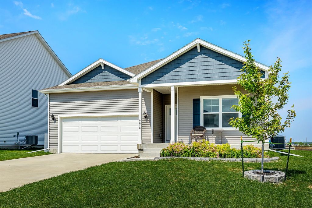 6828 NW 106th Street, Johnston, IA 50131