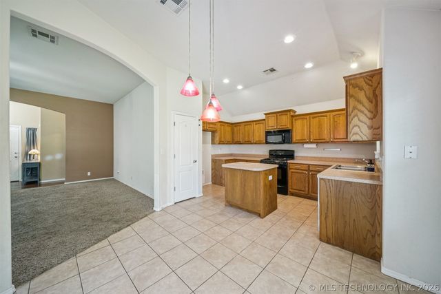 1810 Walnut Hill Lane, Claremore, OK 74019