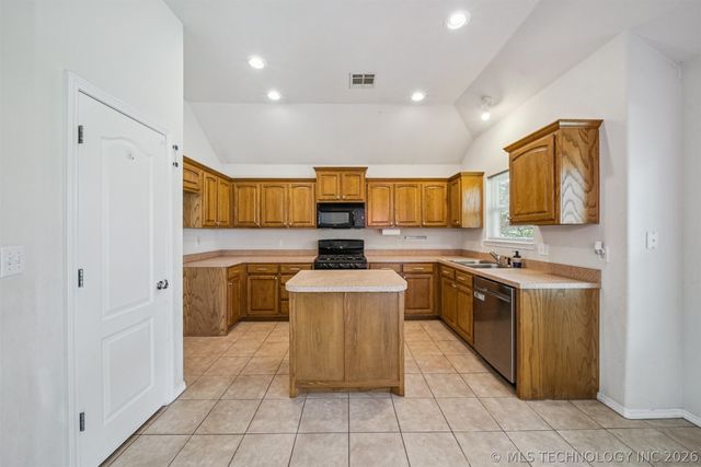 1810 Walnut Hill Lane, Claremore, OK 74019
