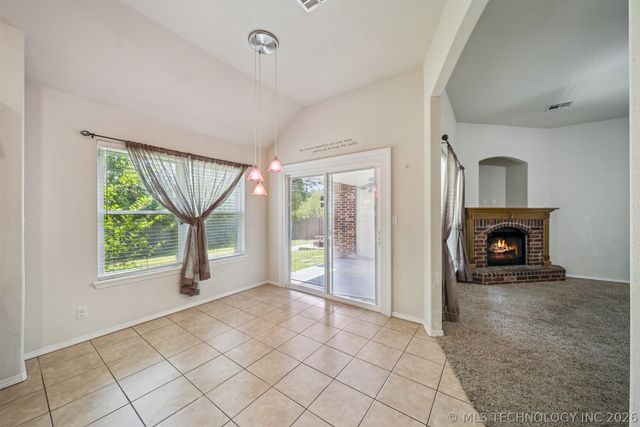 1810 Walnut Hill Lane, Claremore, OK 74019