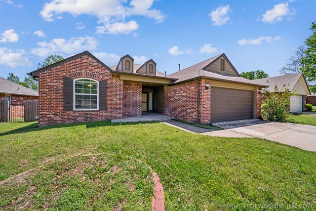 1810 Walnut Hill Lane, Claremore, OK 74019