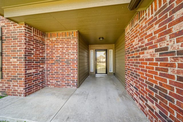 1810 Walnut Hill Lane, Claremore, OK 74019