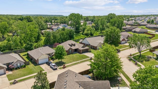 1810 Walnut Hill Lane, Claremore, OK 74019