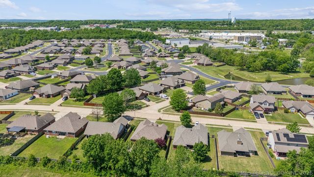 1810 Walnut Hill Lane, Claremore, OK 74019