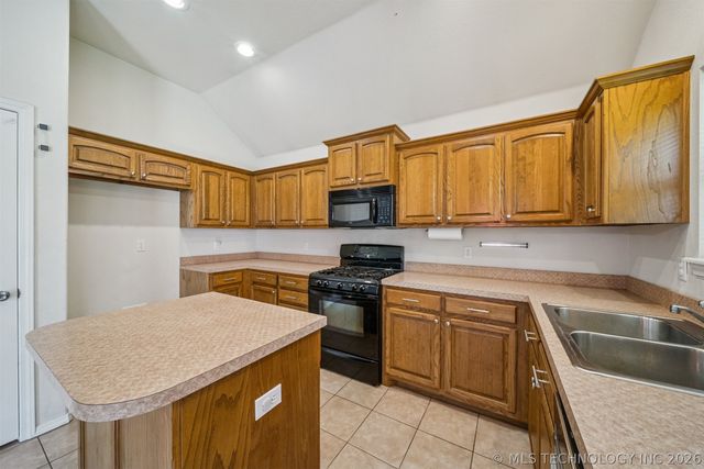 1810 Walnut Hill Lane, Claremore, OK 74019