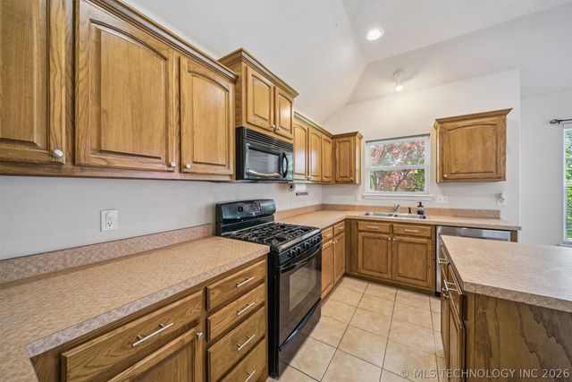 1810 Walnut Hill Lane, Claremore, OK 74019