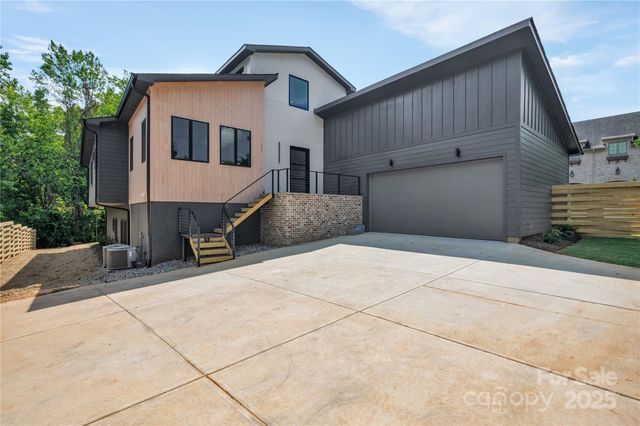 111 Wrenwood Lane, Charlotte, NC 28211