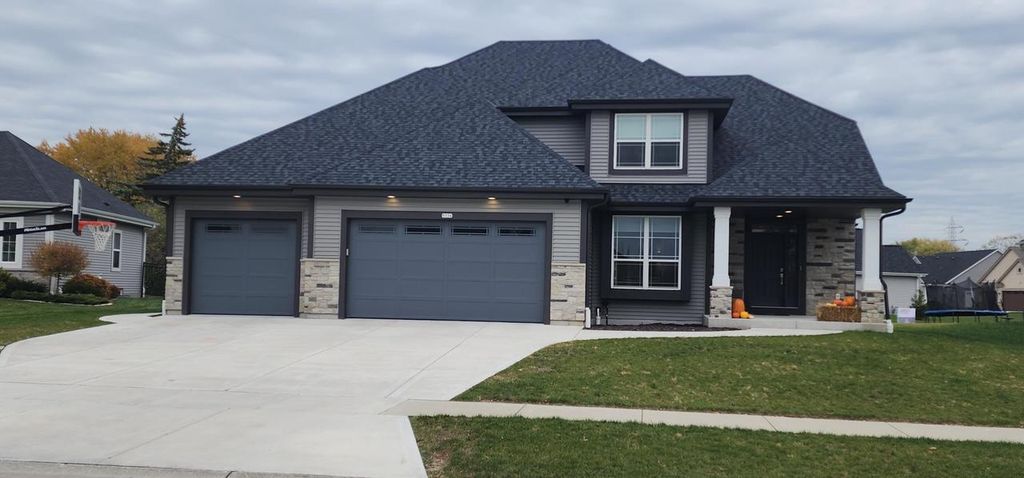 9334 S Arbor Creek DRIVE, Oak Creek, WI 53154