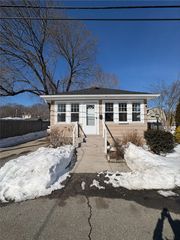 39 Mawney Avenue, Warwick, RI 02889