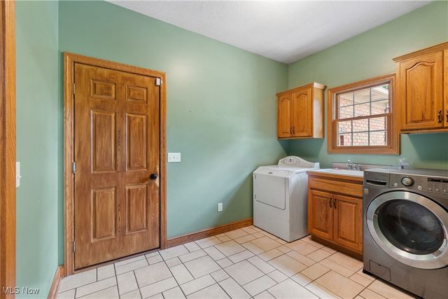 6180 Edison Street NE, Hartville, OH 44632