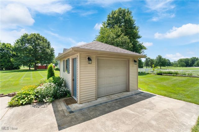 6180 Edison Street NE, Hartville, OH 44632