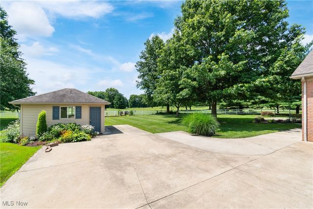 6180 Edison Street NE, Hartville, OH 44632