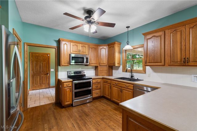 6180 Edison Street NE, Hartville, OH 44632