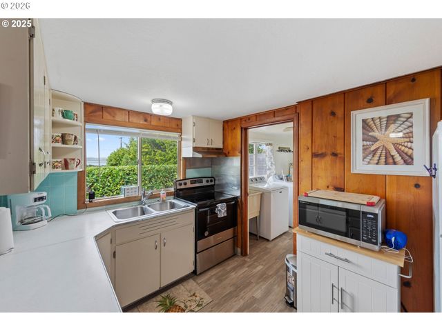 536 S MARPLE St, Coos Bay, OR 97420
