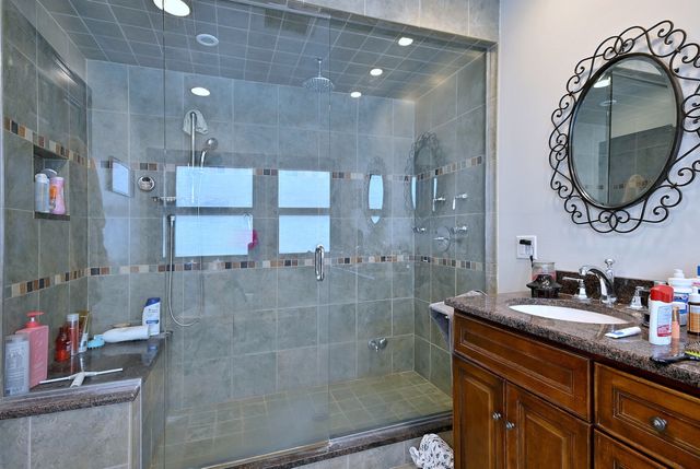 6735 W Raven Avenue, Chicago, IL 60631