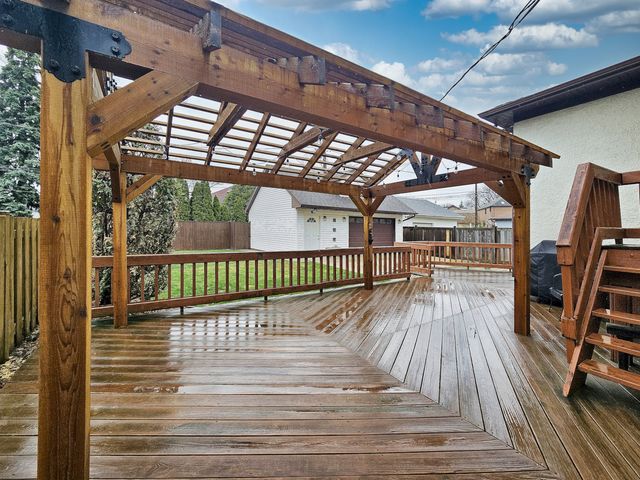 6735 W Raven Avenue, Chicago, IL 60631