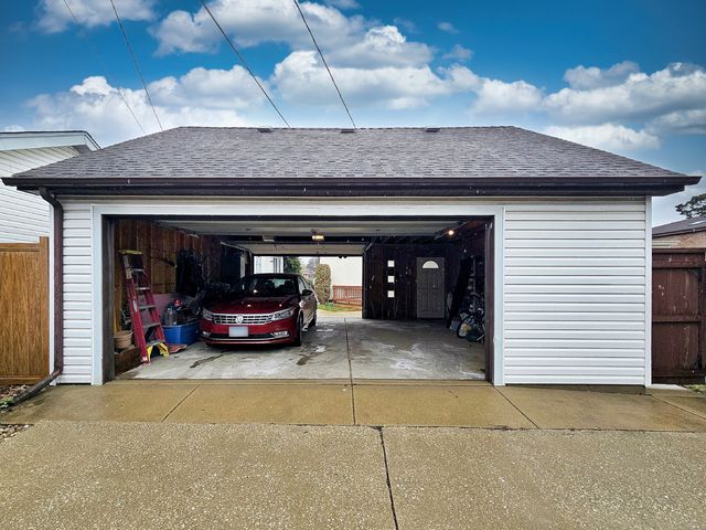 6735 W Raven Avenue, Chicago, IL 60631