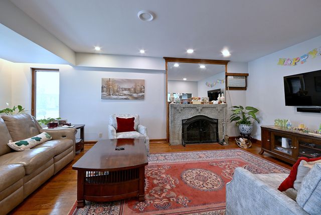 6735 W Raven Avenue, Chicago, IL 60631