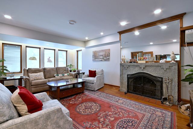 6735 W Raven Avenue, Chicago, IL 60631