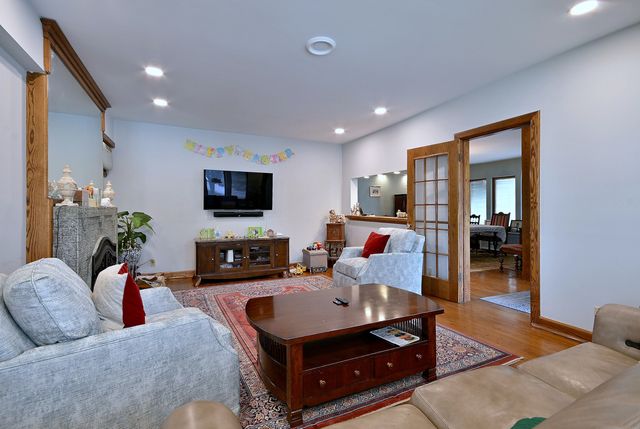 6735 W Raven Avenue, Chicago, IL 60631