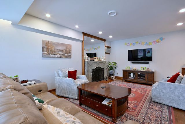 6735 W Raven Avenue, Chicago, IL 60631