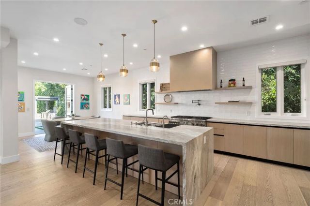 15547 Valley Vista Boulevard, Encino, CA 91436