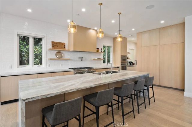 15547 Valley Vista Boulevard, Encino, CA 91436