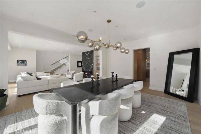 15547 Valley Vista Boulevard, Encino, CA 91436
