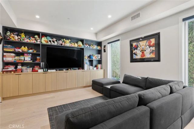 15547 Valley Vista Boulevard, Encino, CA 91436