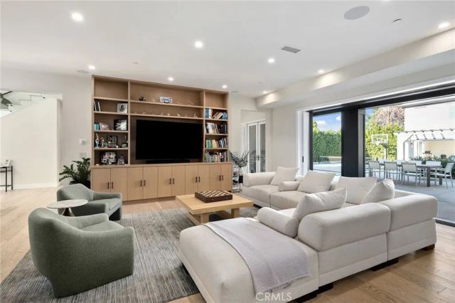 15547 Valley Vista Boulevard, Encino, CA 91436