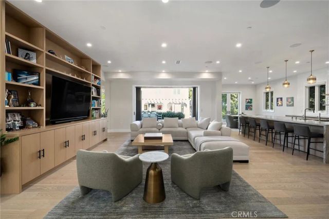 15547 Valley Vista Boulevard, Encino, CA 91436