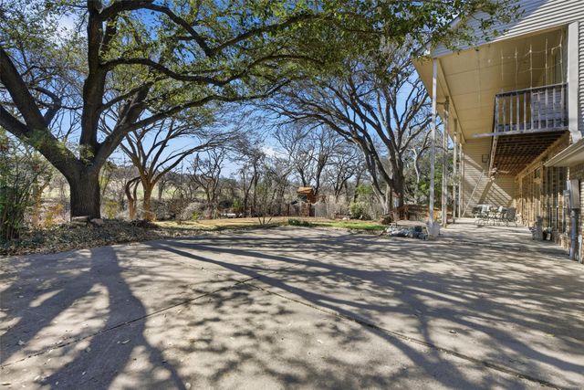 11513 Blue Creek Drive, Fort Worth, TX 76008