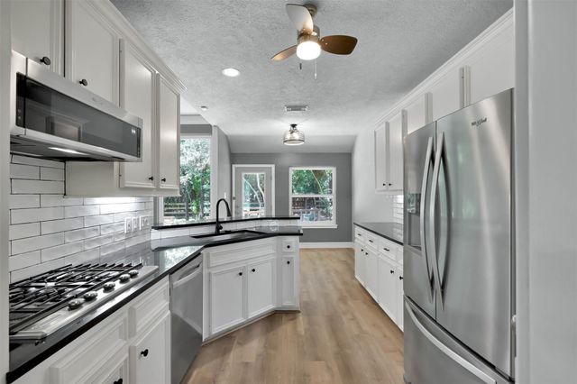 84 Oak Grove Lane, Conroe, TX 77304