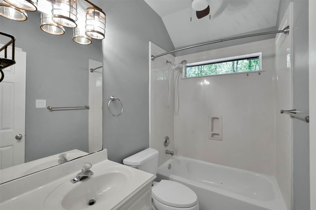 84 Oak Grove Lane, Conroe, TX 77304
