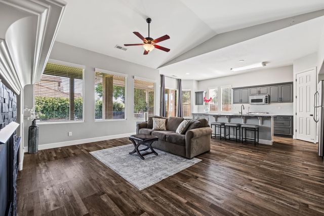 3128 Powers Avenue, Clovis, CA 93619
