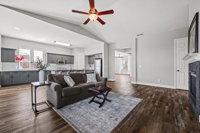 3128 Powers Avenue, Clovis, CA 93619
