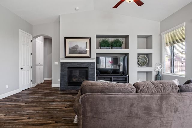 3128 Powers Avenue, Clovis, CA 93619