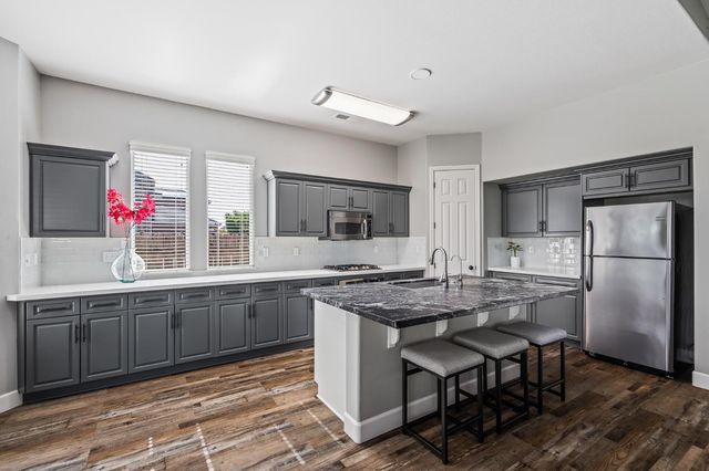 3128 Powers Avenue, Clovis, CA 93619