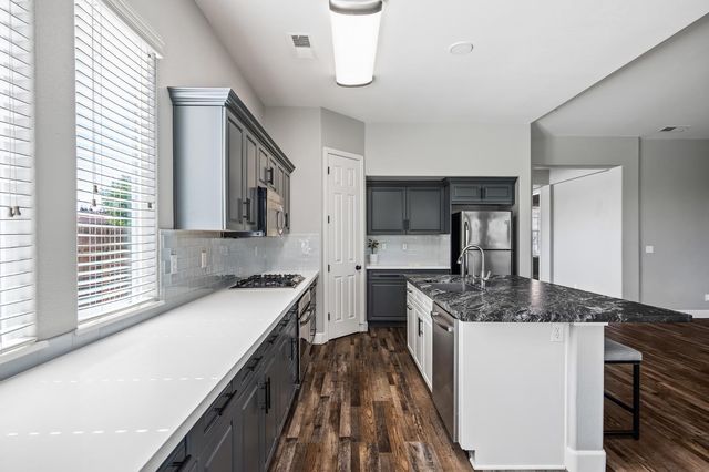 3128 Powers Avenue, Clovis, CA 93619