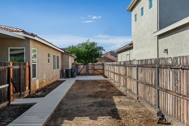 3128 Powers Avenue, Clovis, CA 93619