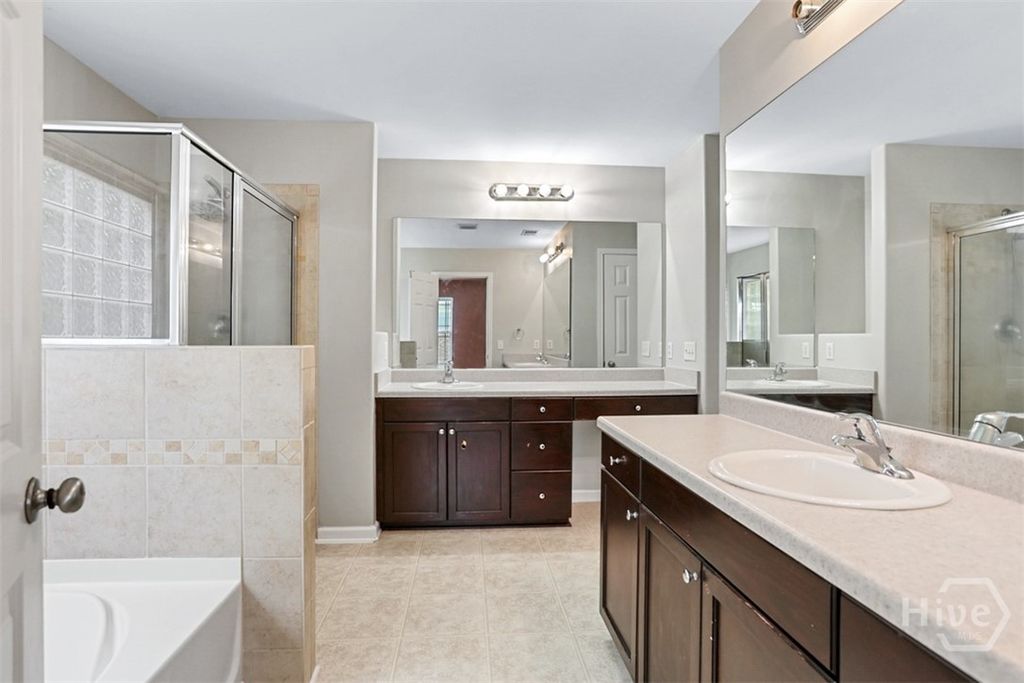 Image 12 of property listing at 160 CHAPEL Lake S, Savannah, GA 31419