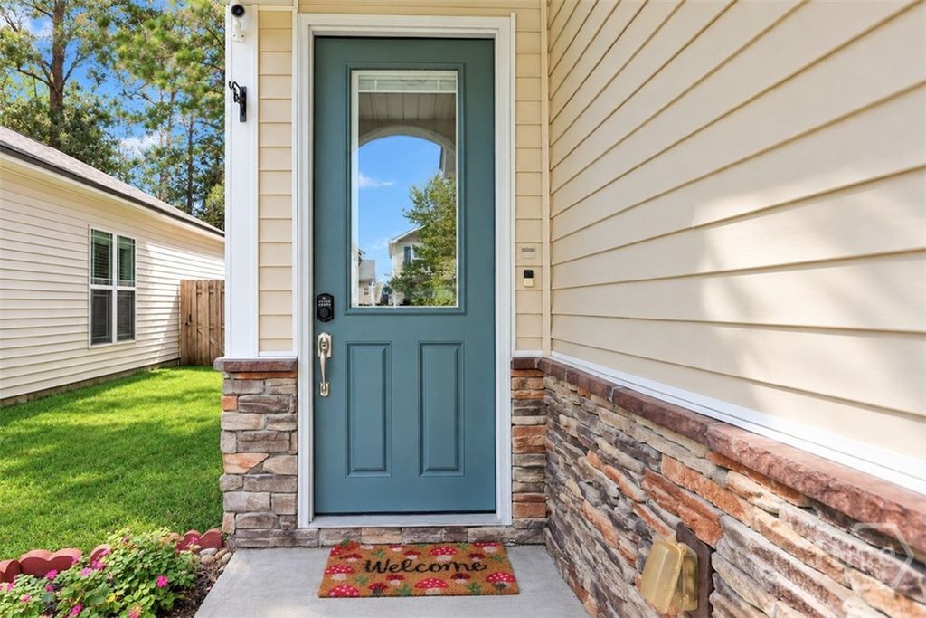 Image 3 of property listing at 160 CHAPEL Lake S, Savannah, GA 31419