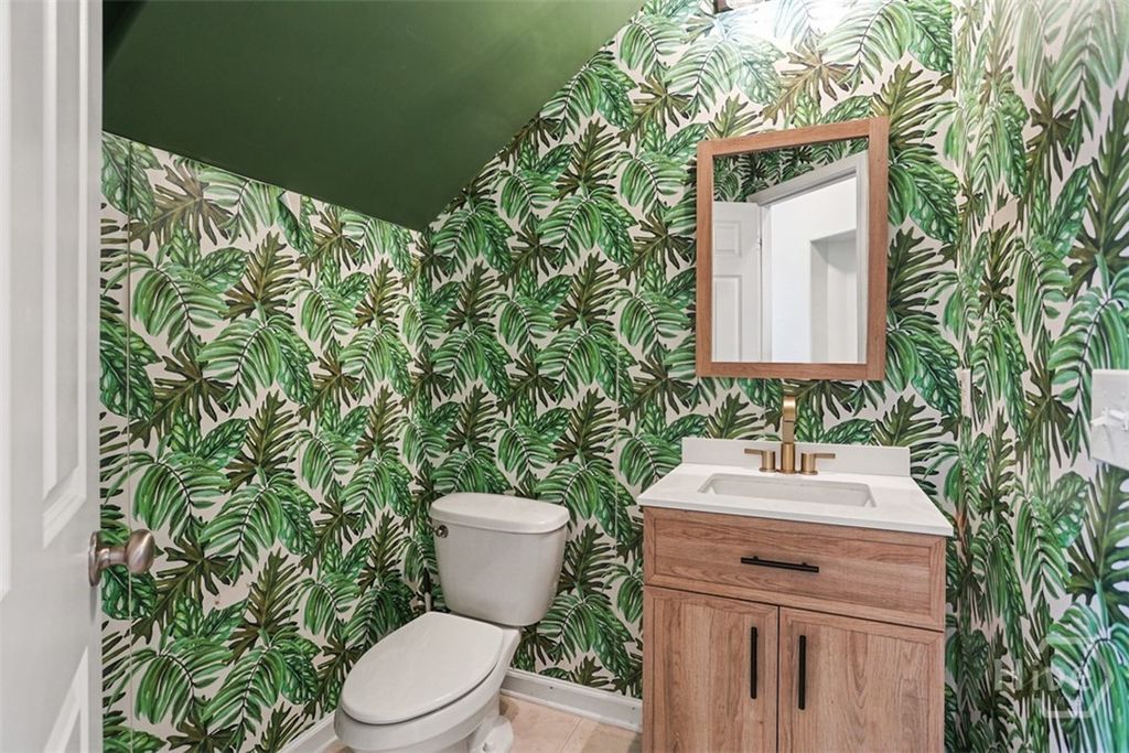 Image 6 of property listing at 160 CHAPEL Lake S, Savannah, GA 31419